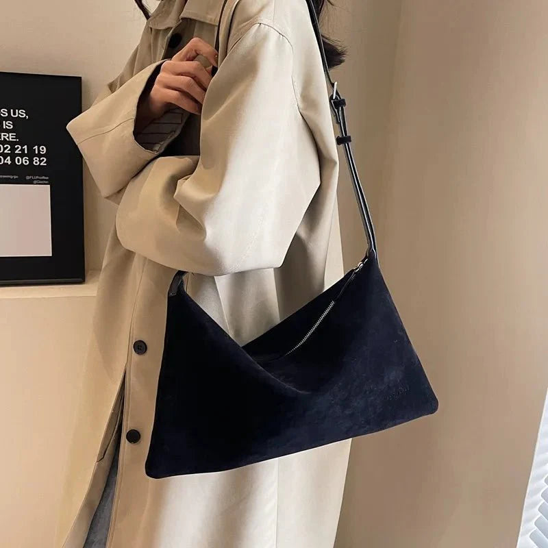 Retro-Stylish Shoulder Bag for Modern Trendsetters