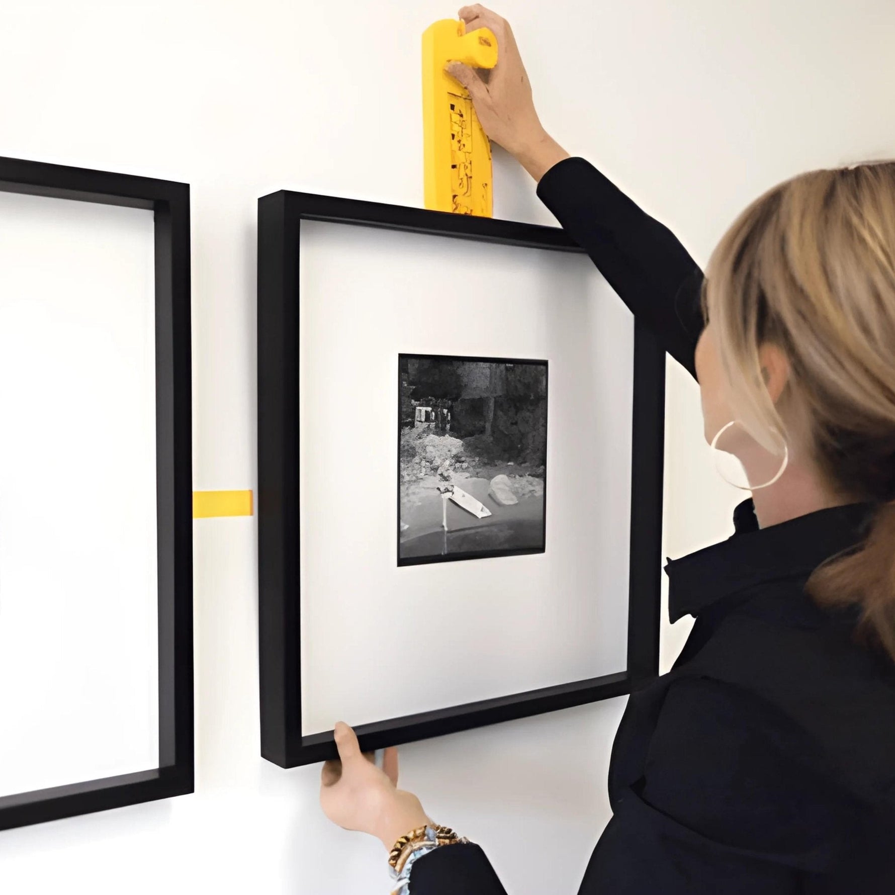 Simple picture hanging system with integrated spirit level