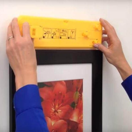 Simple picture hanging system with integrated spirit level
