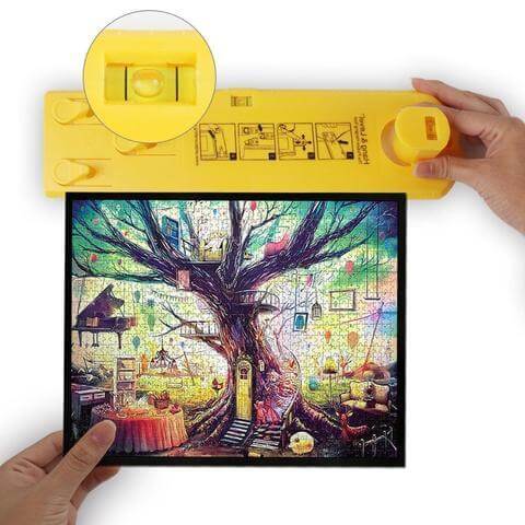 Simple picture hanging system with integrated spirit level