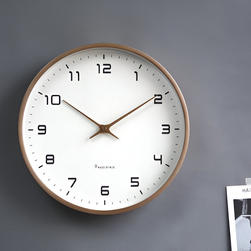 Stilvolle Wanduhr aus Holz im skandinavischen Design