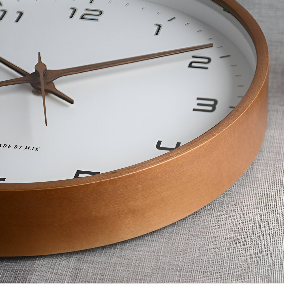 Stilvolle Wanduhr aus Holz im skandinavischen Design