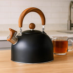 Eleganter Wasserkocher aus Edelstahl im Retro-Design