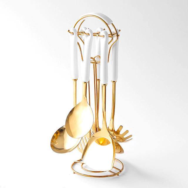 Elegantes Küchenset aus Gold mit Ständer