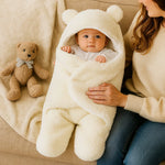 Schlafanzug und Decke für Babys mit Bärenmotiv