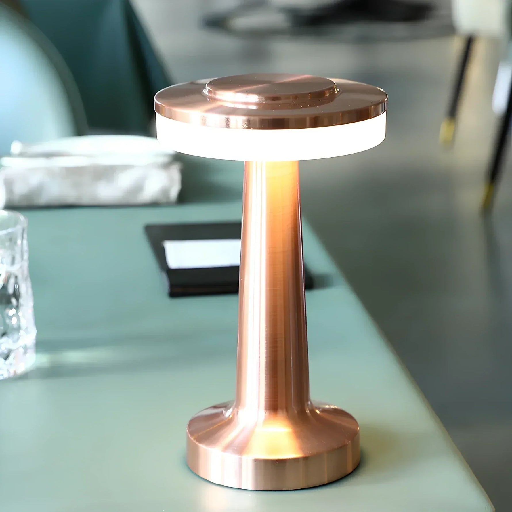 Elegante Wireless Tischlampe - LumiGlow