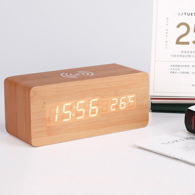 Elegante Holz-Wecker mit kabelloser Ladefunktion