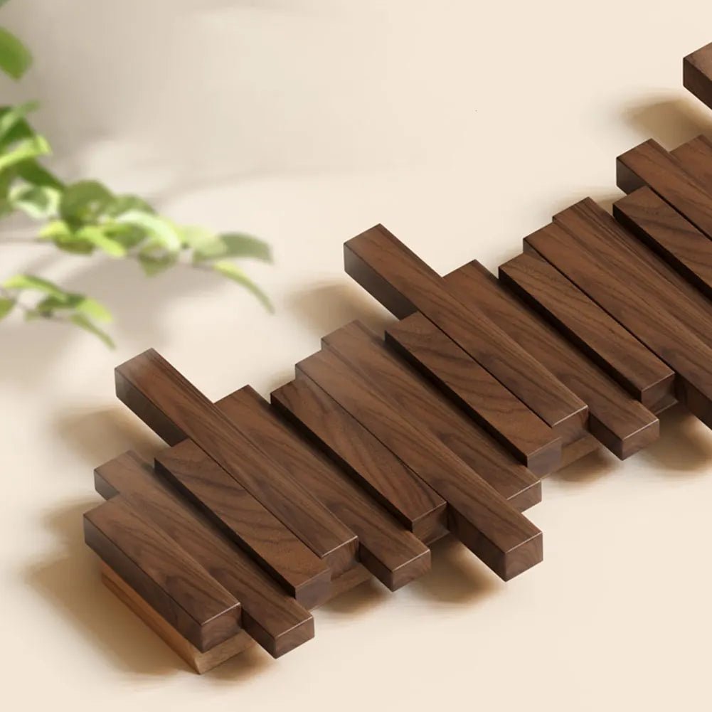 Elegante Holzgarderobe mit flexiblen Magnetaufhängungen