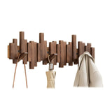 Elegante Holzgarderobe mit flexiblen Magnetaufhängungen