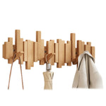 Elegante Holzgarderobe mit flexiblen Magnetaufhängungen