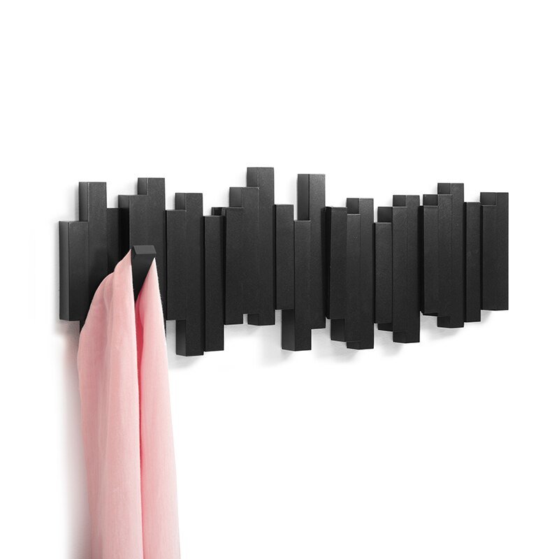 Elegante Holzgarderobe mit flexiblen Magnetaufhängungen