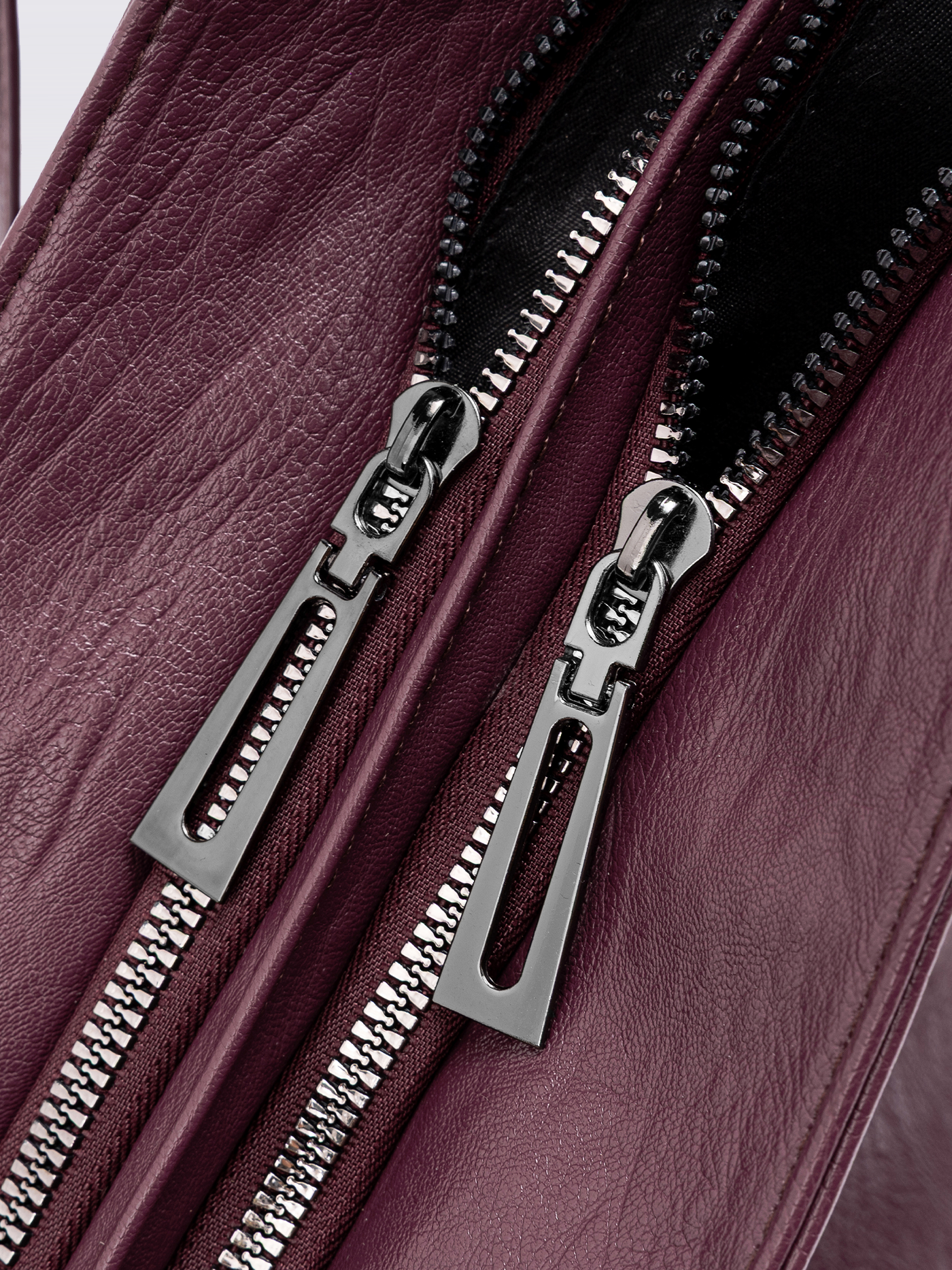 Stylische Handtasche mit mehreren Fächern und abnehmbarem Schultergurt