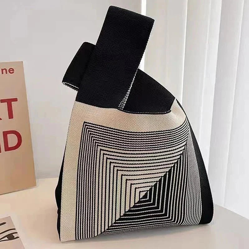 ChicMini – Trendy Handbag for Relaxed Occasions