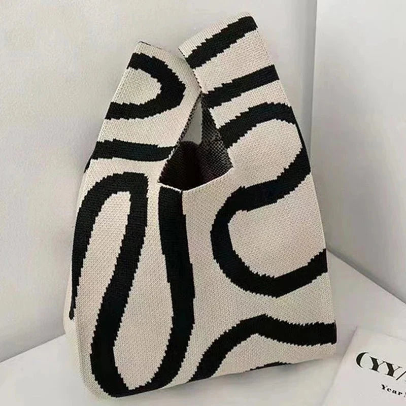 ChicMini – Trendy Handbag for Relaxed Occasions