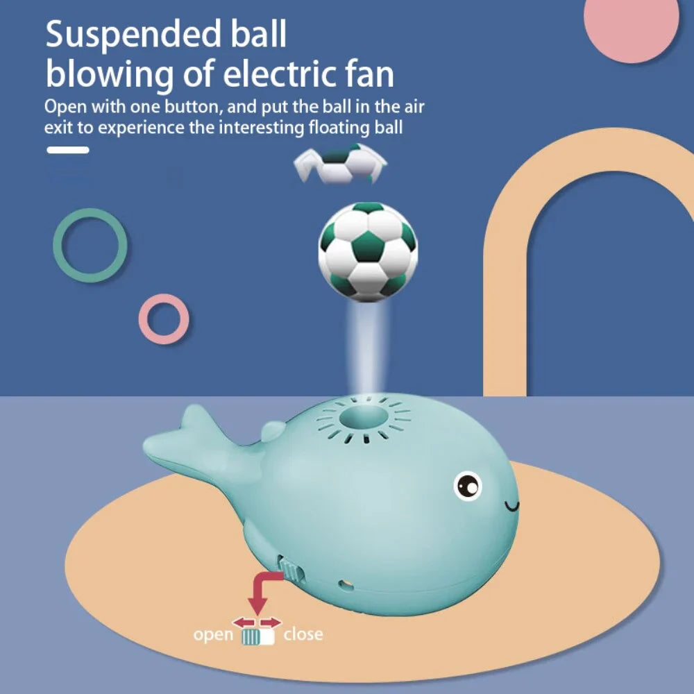 Schwebender Ball und Spielzeug in Wal-Form